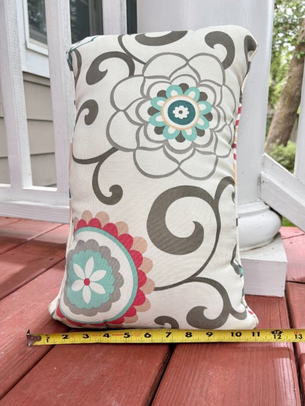 Pillow Perfect Outdoor Lumbar Throw Pillows Set of 2 Floral Scroll Pattern 18x11 - Picture 11 of 11